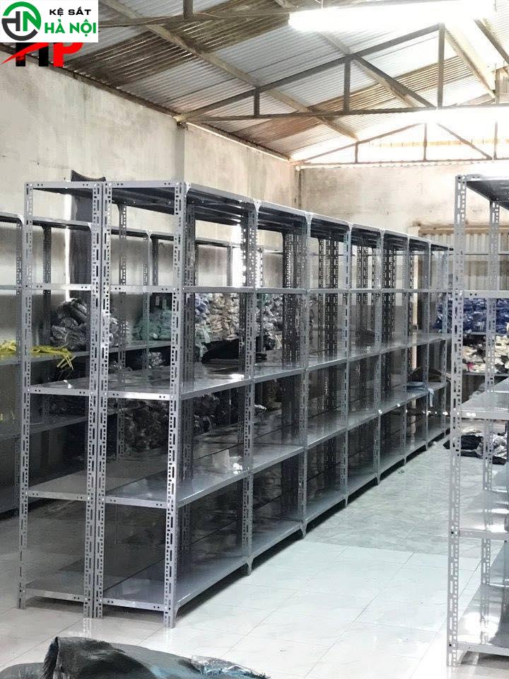 Kệ sắt để hàng cho kho quần áo